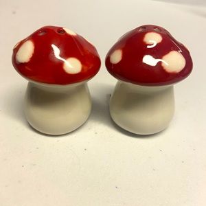 Salt and pepper shaker mushrooms 🍄 red top, new!